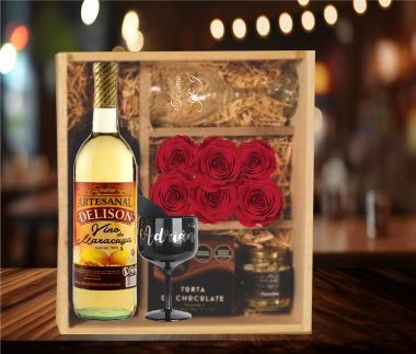 Box de regalo gourmet con vino de maracuyá y postres artesanales en Cali